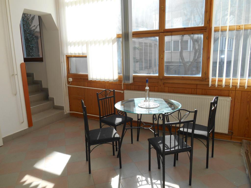 Akos Apartman Apartment เอ็กเกอร์ ภายนอก รูปภาพ