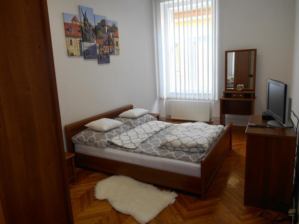 Akos Apartman Apartment เอ็กเกอร์ ภายนอก รูปภาพ
