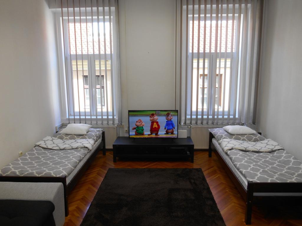 Akos Apartman Apartment เอ็กเกอร์ ภายนอก รูปภาพ